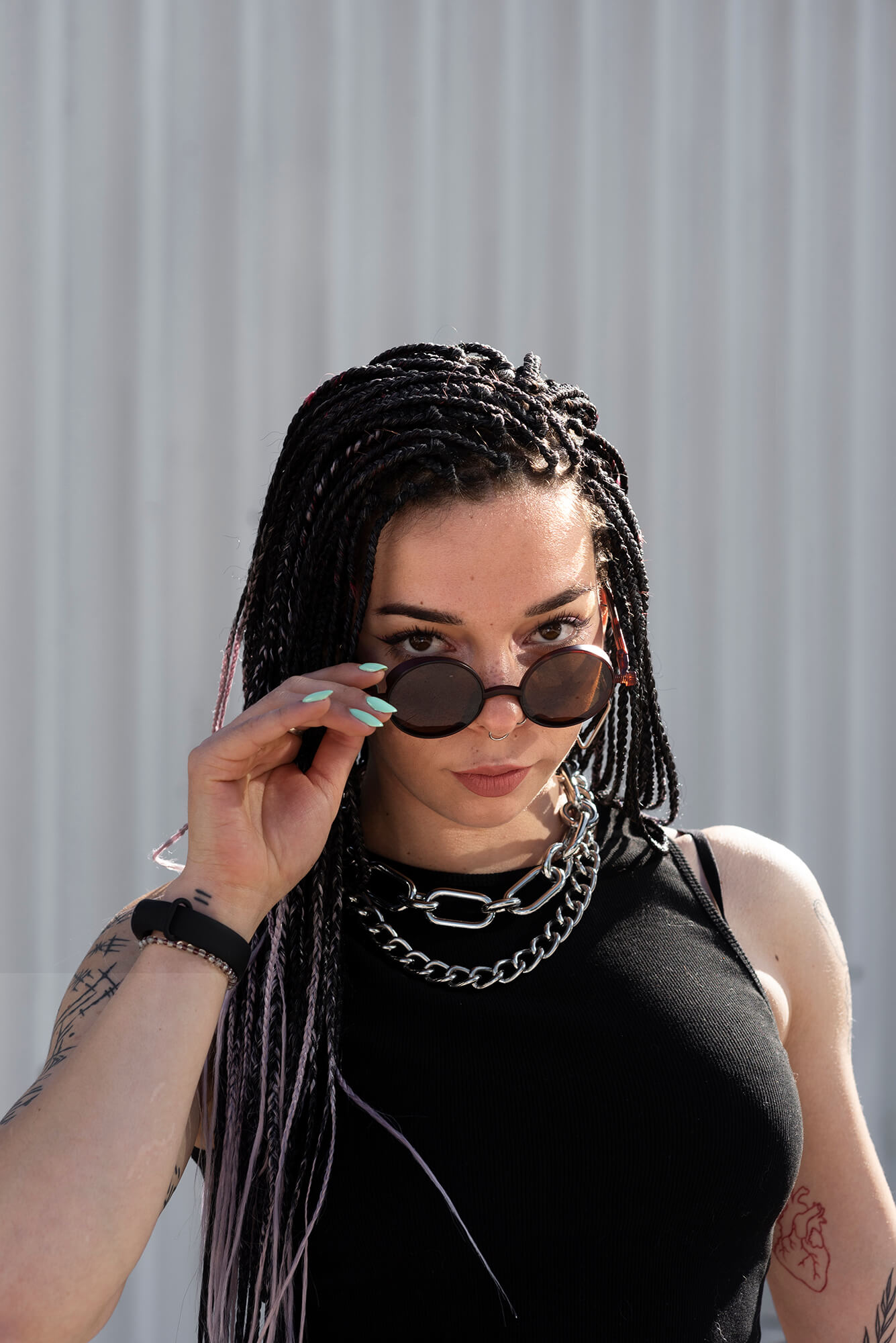 medium-shot-woman-wearing-sunglasses