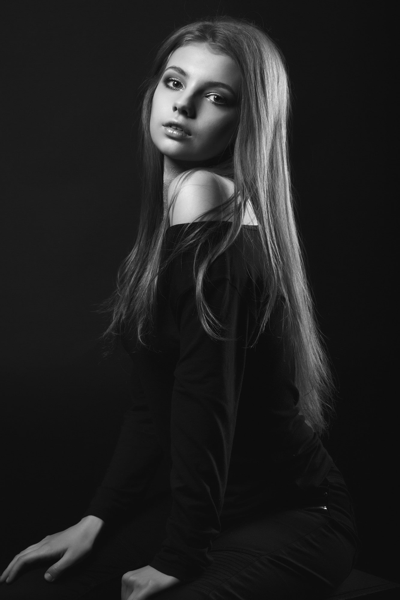 studio-monochrome-min